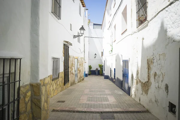 Rua com edifícios brancos em Marbella — Fotografia de Stock