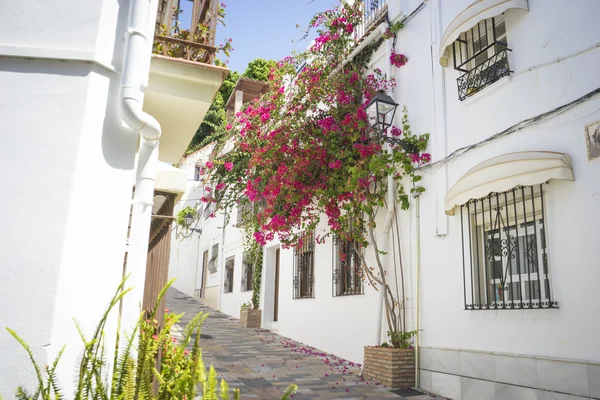 Gatan med vita byggnader i Marbella — Stockfoto