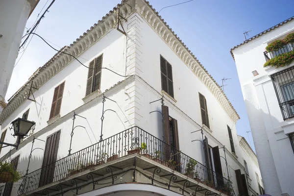 Straat met witte gebouwen in Marbella — Stockfoto