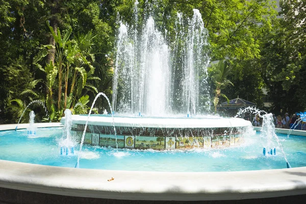 Fontein in de zomer in Marbella — Stockfoto