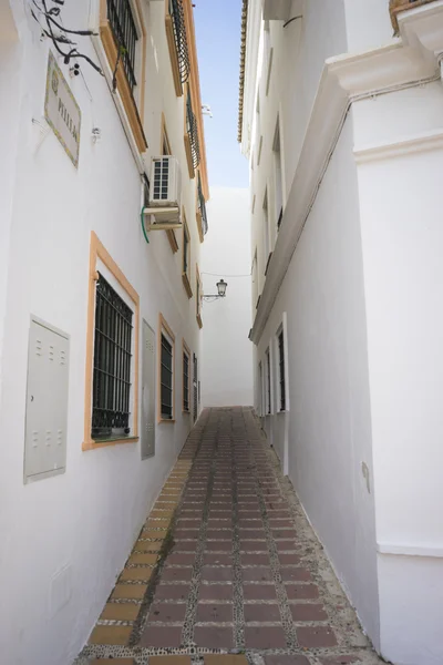 Rue avec bâtiments blancs à Marbella — Photo