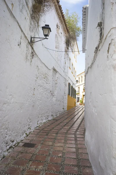 Street, fehér épületekkel, Marbella — Stock Fotó