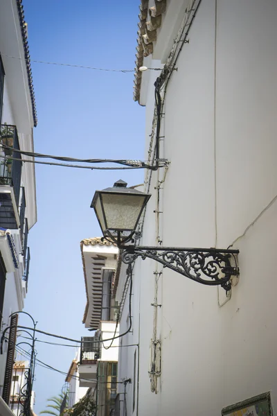 Rue avec bâtiments blancs à Marbella — Photo