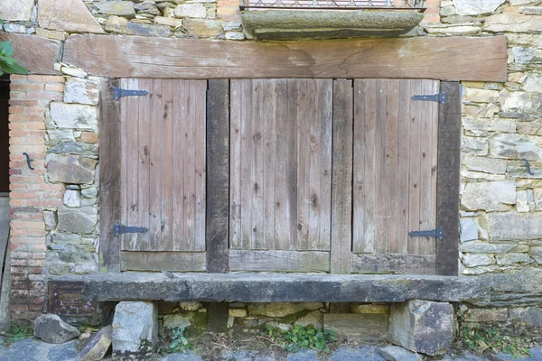 Wood and stone house — Stock Photo, Image