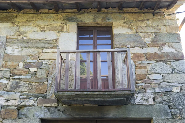 Dom z kamienia i drewna — Zdjęcie stockowe