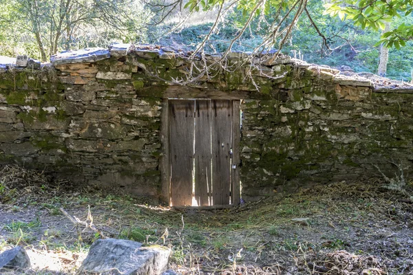 Ahşap kapı eski taş ev — Stok fotoğraf