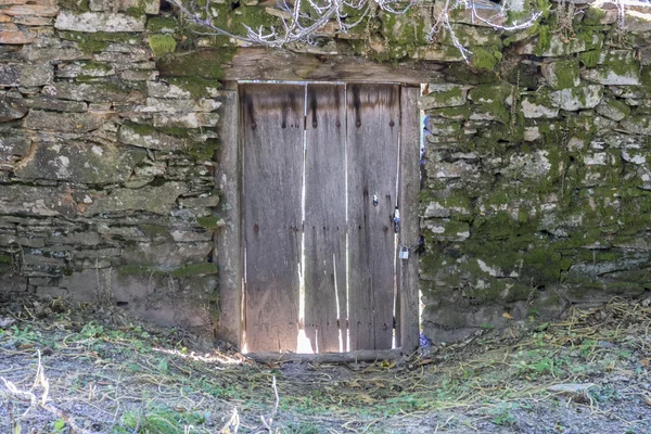 Trädörr gamla sten hus — Stockfoto