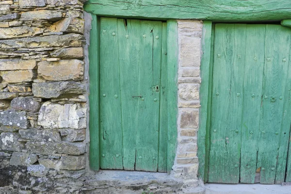 Casa de madera y piedra —  Fotos de Stock