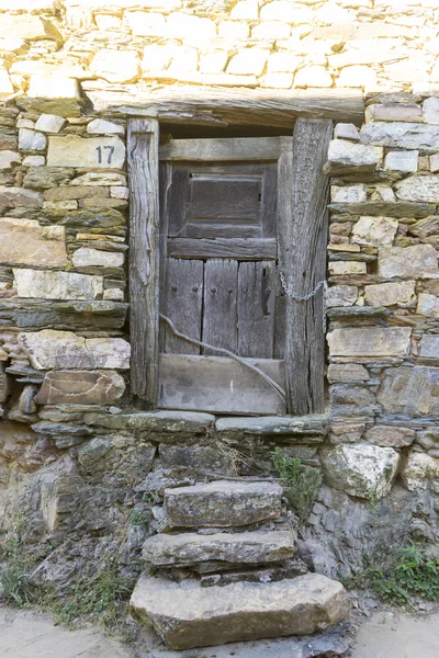 Деревянный и каменный дом — стоковое фото