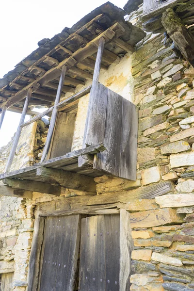 Maison en bois et pierre — Photo