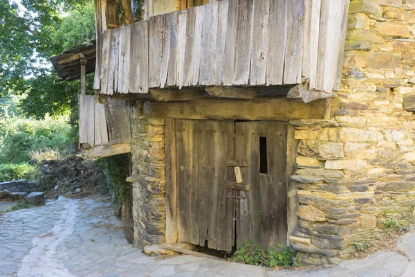 Dom z kamienia i drewna — Zdjęcie stockowe
