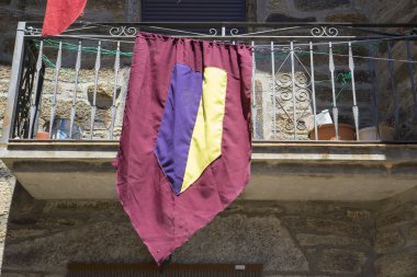 Ortaçağ kasabasında bayrak 