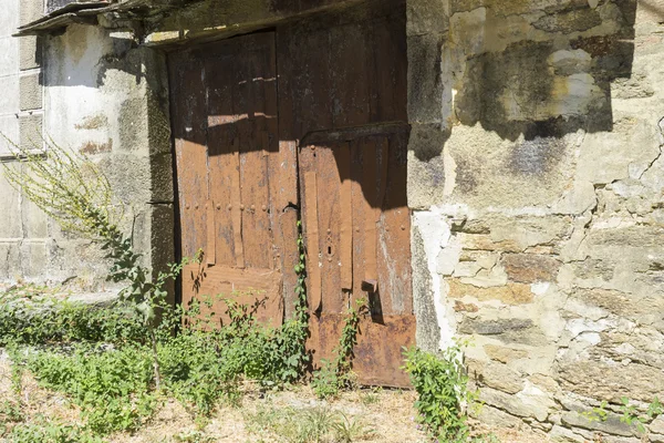 Porte en bois de vieille maison en pierre — Photo