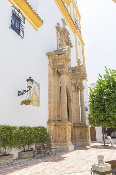 Церковний фасад з жовтим оздобленням — стокове фото