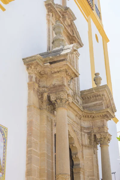 Церковний фасад з жовтим оздобленням — стокове фото