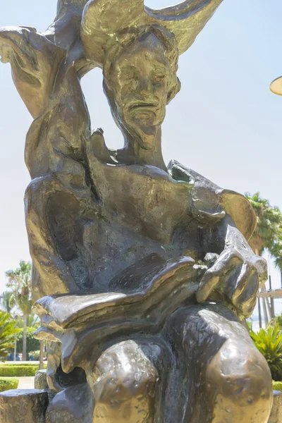 Бронзовая скульптура Дали в Марбелье — стоковое фото