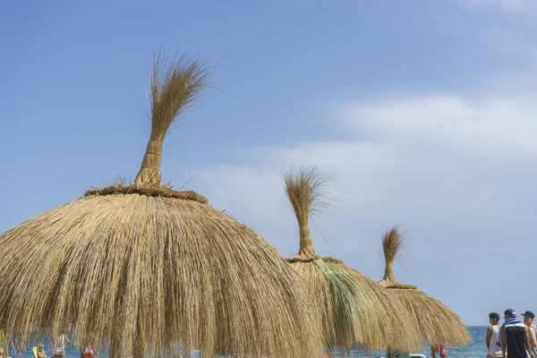 Parasols en paille au bord de la mer — Photo