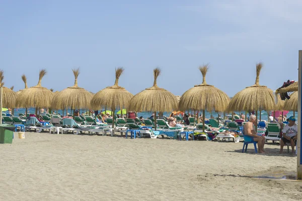 Sombrillas de paja en la orilla del mar — Foto de Stock