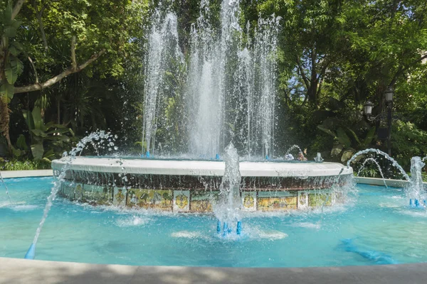 在夏天在马贝拉的喷泉 — 图库照片