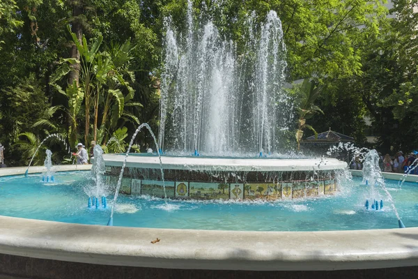 在夏天在马贝拉的喷泉 — 图库照片