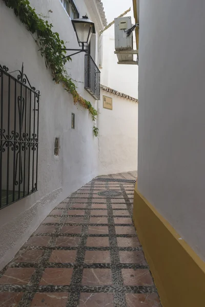 Architettura e strada dei fiori bianchi a Marbel — Foto Stock