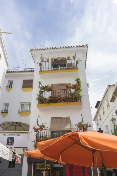 Architektur und Straße aus weißen Blumen in Marmor — Stockfoto