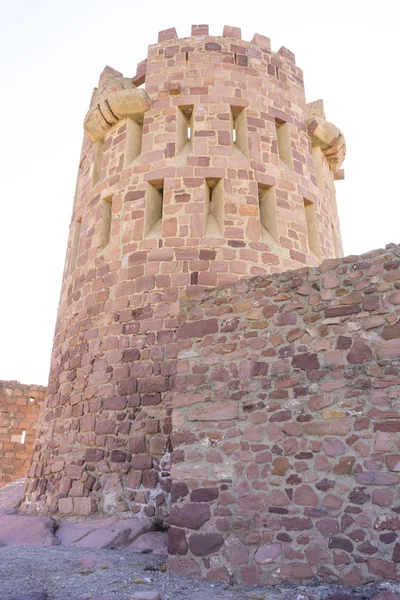 Castillo con almenas y murallas — Foto de Stock