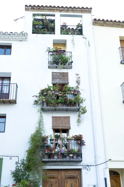 Fachada blanca del edificio con balcones —  Fotos de Stock