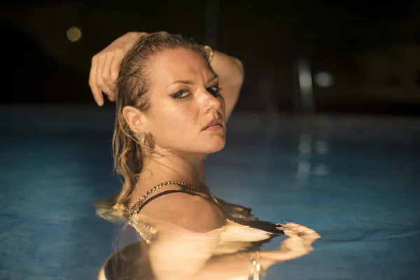 Frau in einem Pool in der Nacht — Stockfoto