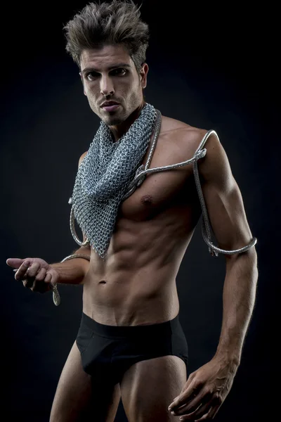Vücut geliştirmeci, med karın, zincir fileli çekici çıplak adam — Stok fotoğraf