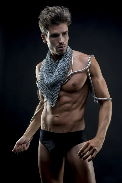 Force, attrayant homme nu avec abdomen, chaîne maille mediev — Photo