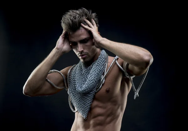 Atractivo hombre desnudo con abdominal, malla de cadena cuello medieval wi — Foto de Stock