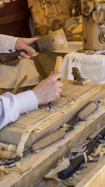 Ambachtsman carving hout — Stockfoto