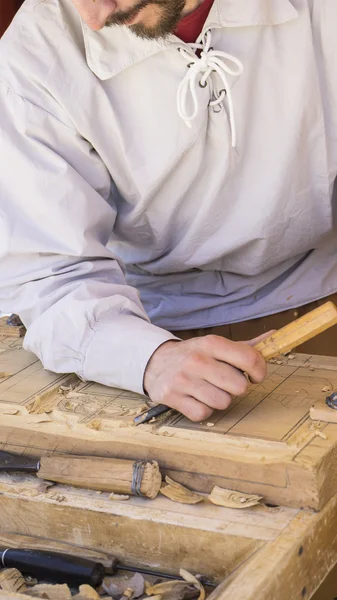 Ambachtsman carving hout — Stockfoto