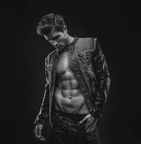 Demin ceket, karın ve şık cl genç moda model