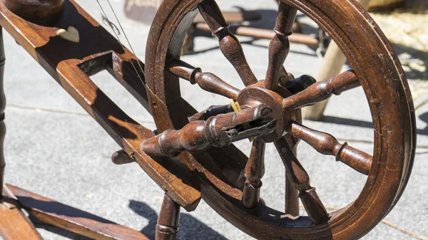 Вінтажне, традиційне кругле колесо для вовняної пряжі, ремесло древнє — стокове фото