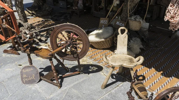 ウール糸、工芸品の古代の伝統的なビンテージの糸車 — ストック写真