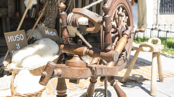 Rétro, roue à filer traditionnelle pour fil de laine, artisanat ancien i — Photo