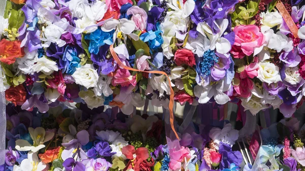 Toerisme, slingers van bloemen in een traditionele middeleeuwse ambachten-fa — Stockfoto