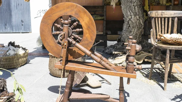 Вінтажне, традиційне кругле колесо для вовняної пряжі, ремесло древнє — стокове фото