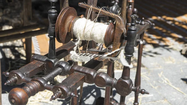 Retro, rueda giratoria tradicional para hilo de lana, artesanía antigua i — Foto de Stock