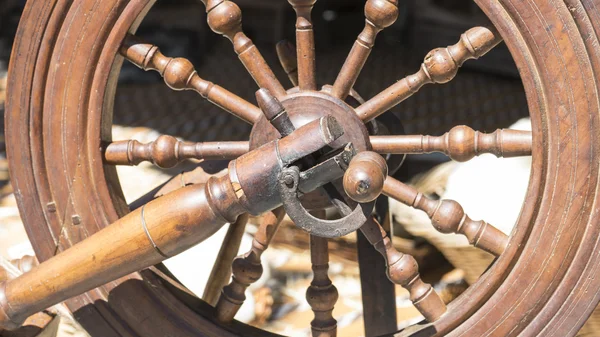 Vintage, traditional spinning wheel for wool yarn, craft ancient — Stock Photo, Image