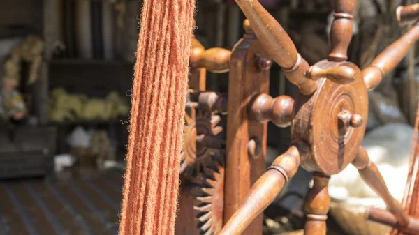 Vintage, traditionele spinnewiel voor garens van wol, ambachtelijke oude — Stockfoto