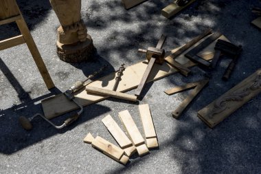 Geleneksel Araçlar heykeltıraş, ahşap, çekiç ve çalışma için keskiler