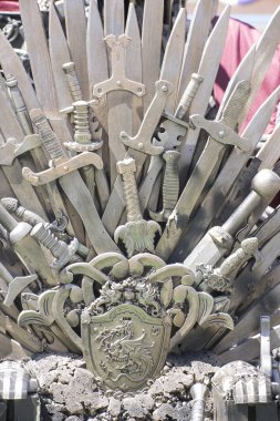 Kraliyet tahtının Demir kılıç, kralın işaret koltuğunda yapılır