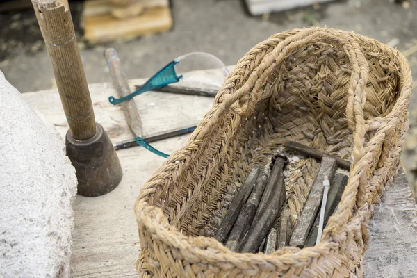 Scultore di utensili tradizionali, legno, martelli e scalpelli per lavorazioni — Foto Stock