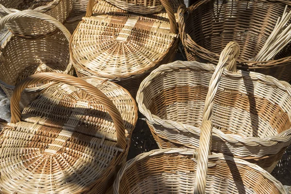 Cestas de mimbre hechas a mano en una tienda medieval tradicional, artesanía i — Foto de Stock