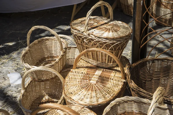 Cestas de mimbre hechas a mano en una tienda medieval tradicional, artesanía i — Foto de Stock