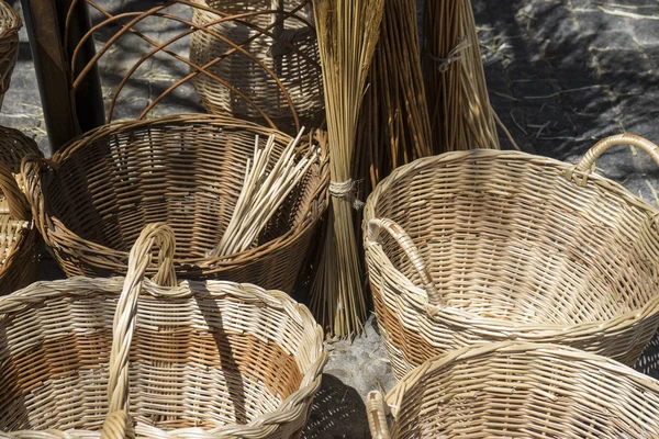 Decoratief, rieten manden, handgemaakt in een traditionele middeleeuwse sh — Stockfoto