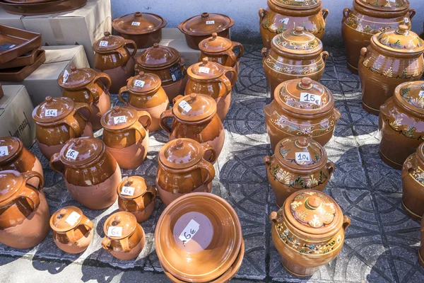Grés, vaso de lama feito à mão em uma loja medieval tradicional, c — Fotografia de Stock